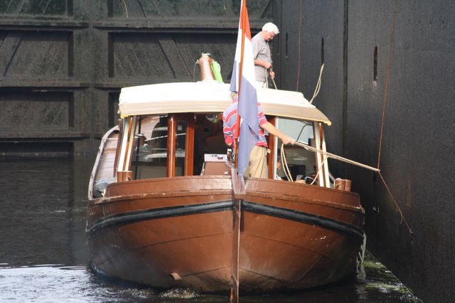 Een boot in de sluis.
