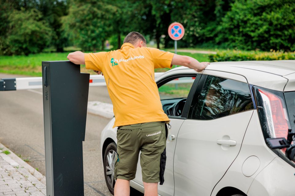 Buitendienst helpt bij de slagboom.