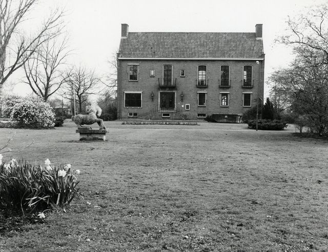 Zwart-witfoto van een historisch pand in Woerden met beeldentuin, gefotografeerd tijdens Open Monumentendag.