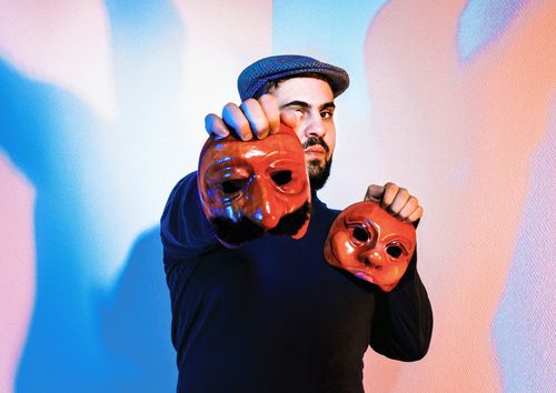 Een man die twee maskers vasthoudt