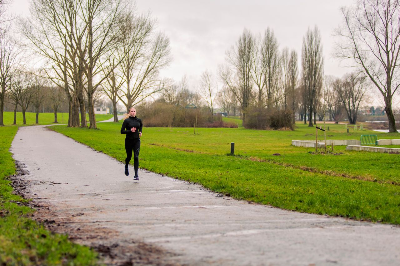 vrouw hardlopend in Rhederlaag