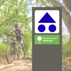 Volg de groene bewegwijzering van de driehoek met twee rondjes. De bordjes vind je op palen langs de route.