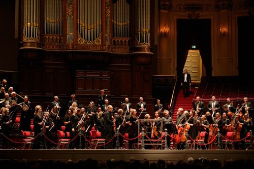 Een groot orkest die aan het optreden is