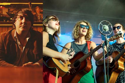 Links op de foto staat John Blek en rechts de drie dames van Woolf met elke een gitaar in de hand zingend voor een microfoon.