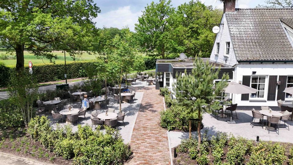 Dronebeeld van het terras met tafeltjes en zwarte stoelen van Jan en Ellen In Moergestel