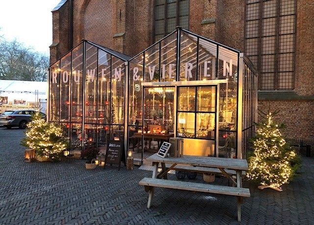 Verlichte Rouw en Vier Kas op het Kerkplein in Woerden, versierd met kerstbomen en kaarsjes als plek voor troost, herinnering en verbondenheid.