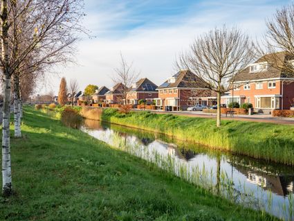 Huizen aan het water in de Landerijen