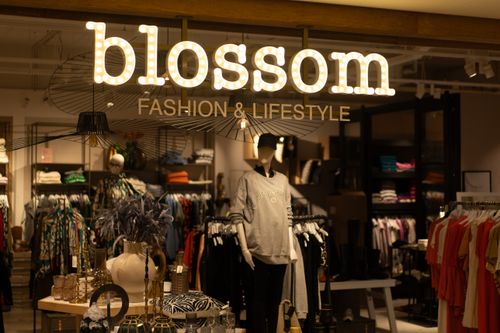 De etalage van Blossom Fasion & Lifetstyle in Purmerend