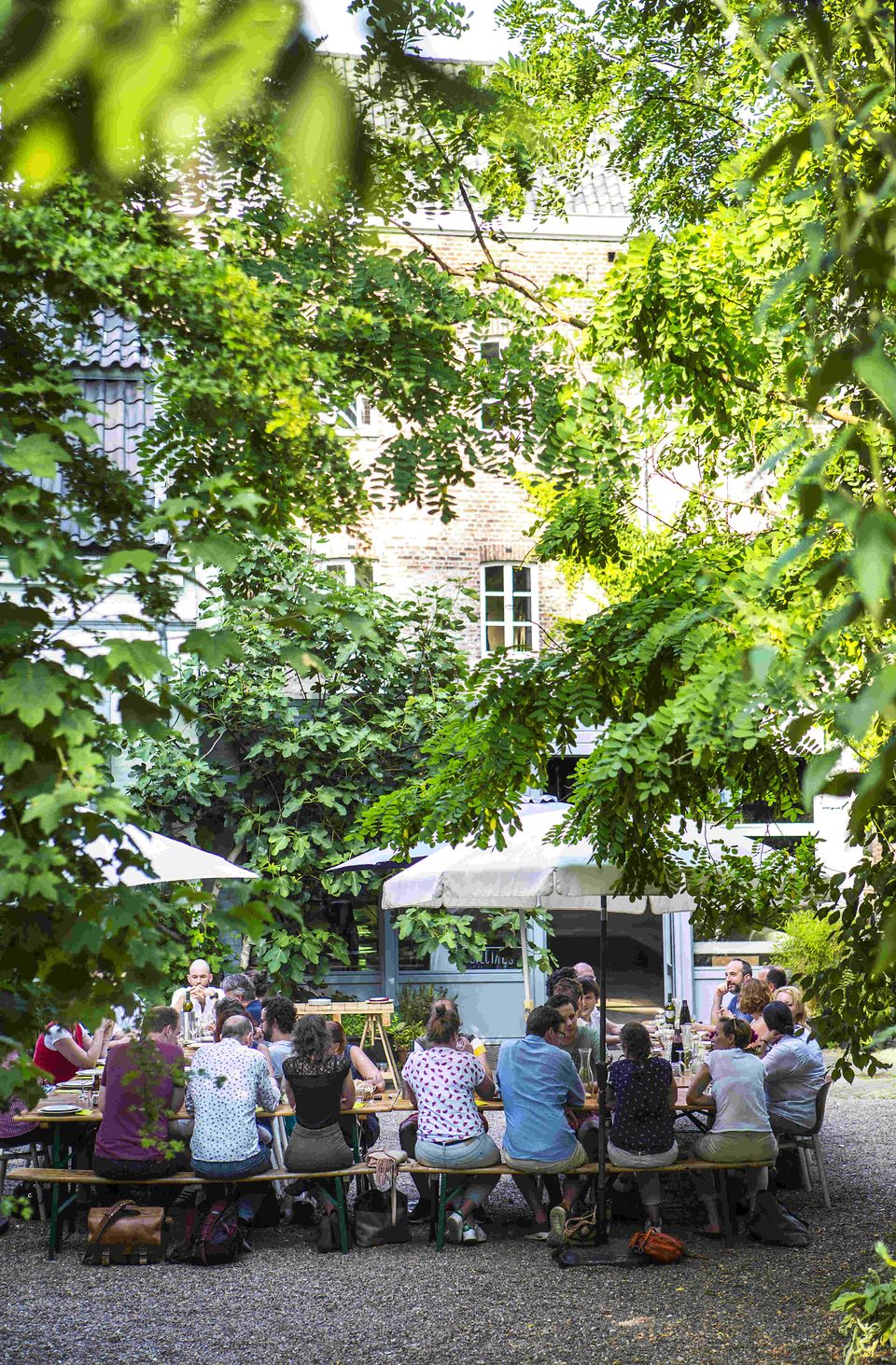 Marres Kitchen Maastricht terras tuin mensen aan tafel