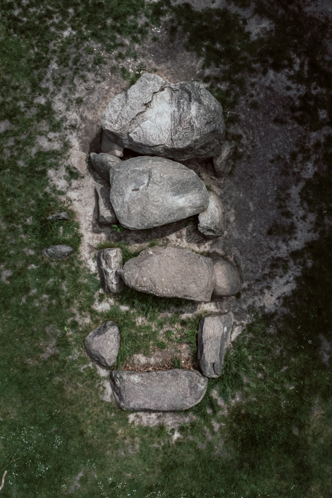 Luchtfoto van een hunebed.