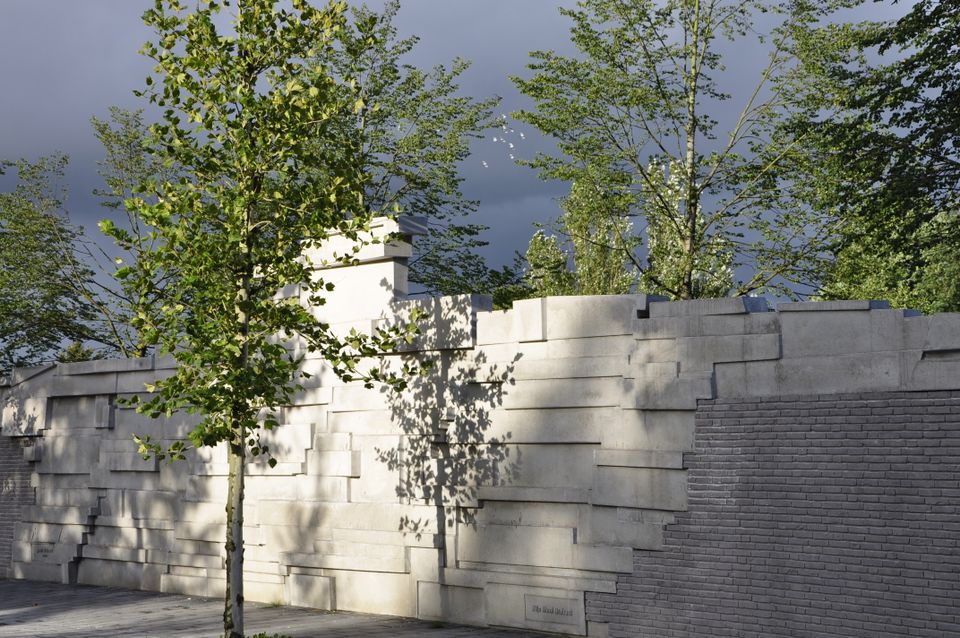 De Kloostermuur in Oosterhout met het bijzondere 'meelopende' licht.