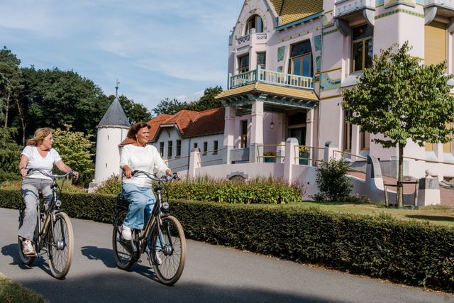 Het karakteristieke Jachtslot Mookerheide geeft je bezoek extra sfeer. Wandel langs het monumentale gebouw, bewonder de bijzondere architectuur en combineer je bezoek aan de pluktuin met een ontspannen rondje over het groene landgoed.