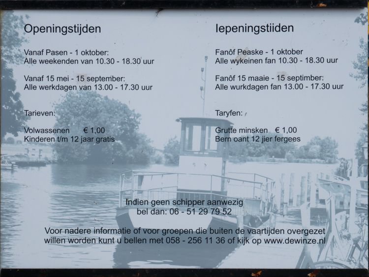 Een bord geeft allen informatie over de veerpont