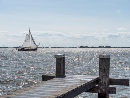een steiger en een zeilboot bij het hegemermar