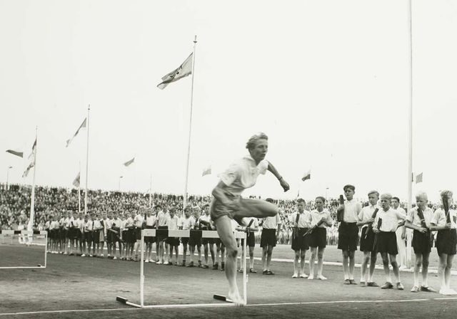 Demonstratie hordenloop door Fanny Blankers-Koen bij de opening van het nieuwe stadion. Datering: 8 september 1951