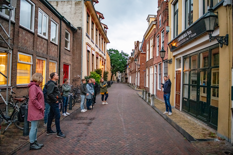 Kijk omhoog naar de gevels en huizen