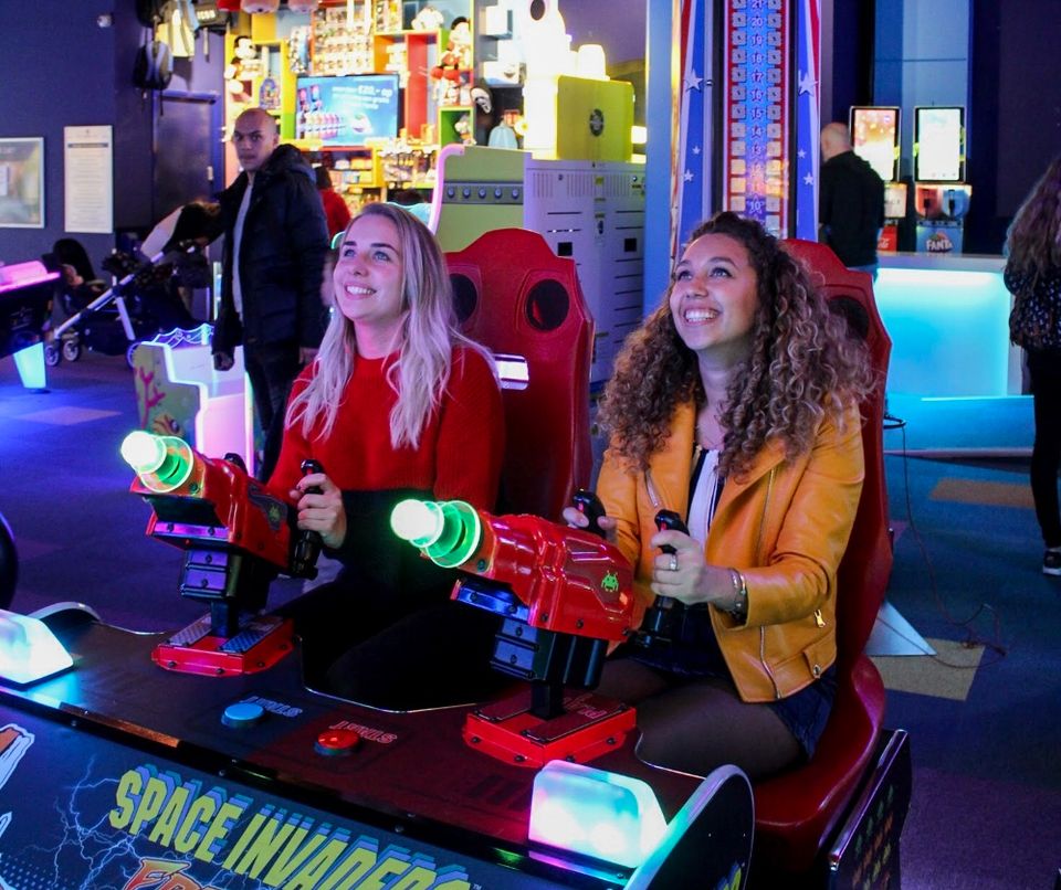 Twee meiden in The Game Box Almere Centrum