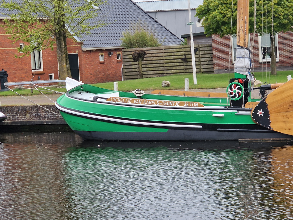 Skûtsje Lyckeltje in de haven van Koudum.