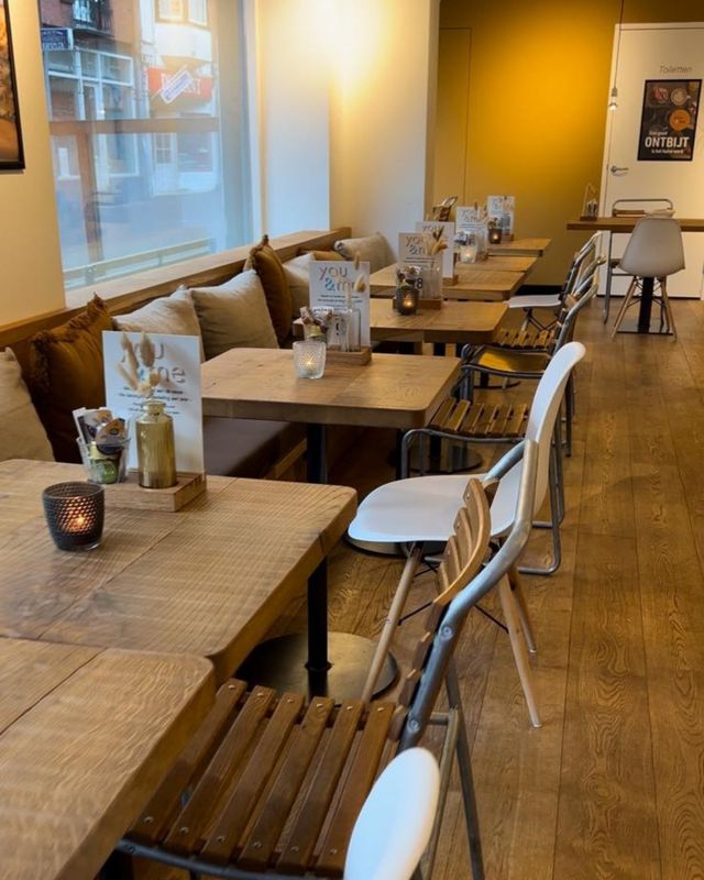 You & Me foto van het interieur met tafels en stoelen