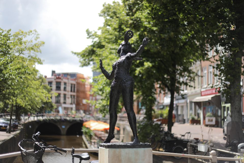 Een bronzen standbeeld van Mata Hari Leeuwarden