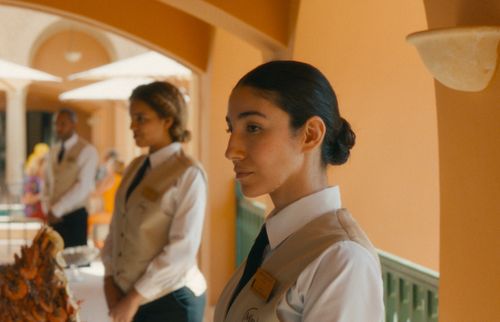 Twee vrouwen en een man die in een hotel werken