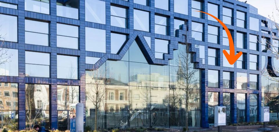 Het huis van Delft, met een pijl naar de VVV locatie