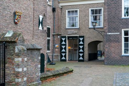 Het gebouw en de ingang van Museum Prinsenhof gelegen in Delft