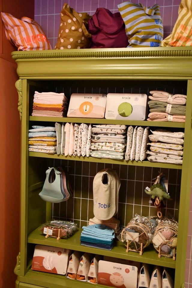 Vrije tijd winkel MAAK Woerden in Woerden, regio Groene Hart, winkelinterieur met verf, tekenmaterialen, kaarten, cadeaus en handwerkbenodigdheden voor creatieve workshops en DIY projecten.