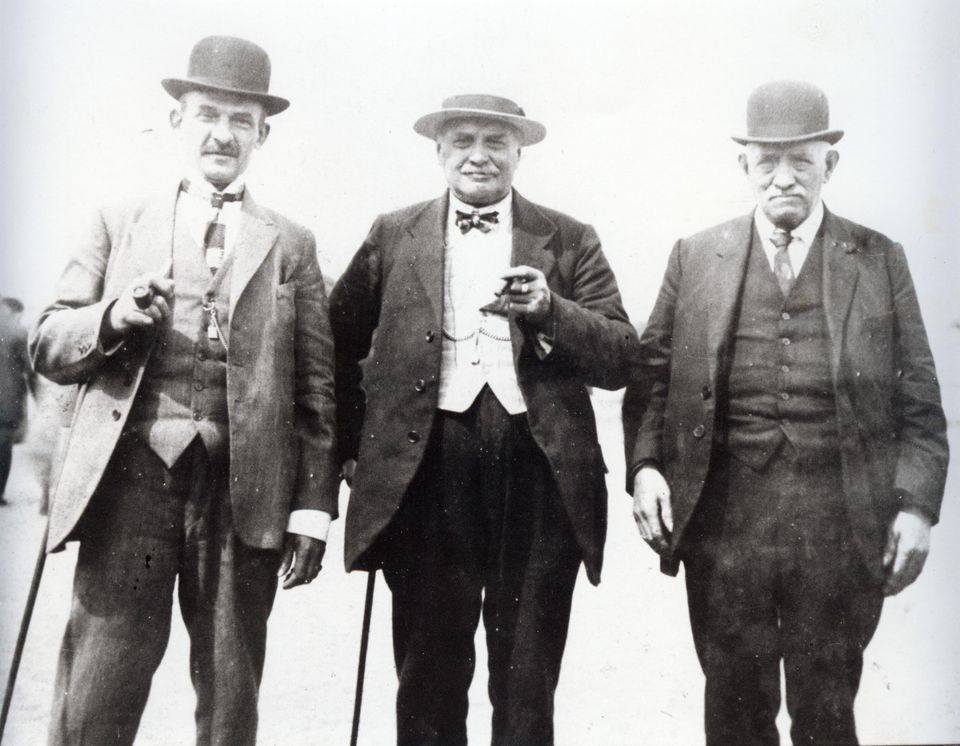 Twee Hamontse Teuten ca. 1900 met in het  midden A. Ballings (magazine DGH 2017)