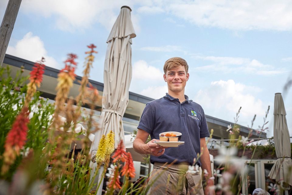 Medewerker met gerechtje