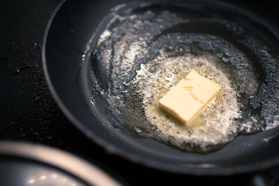 Bratpfanne mit geschmolzener Butter