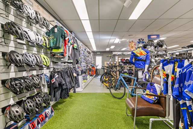 foto binnen bij Bike Totaal Jan de Jonge fietsen