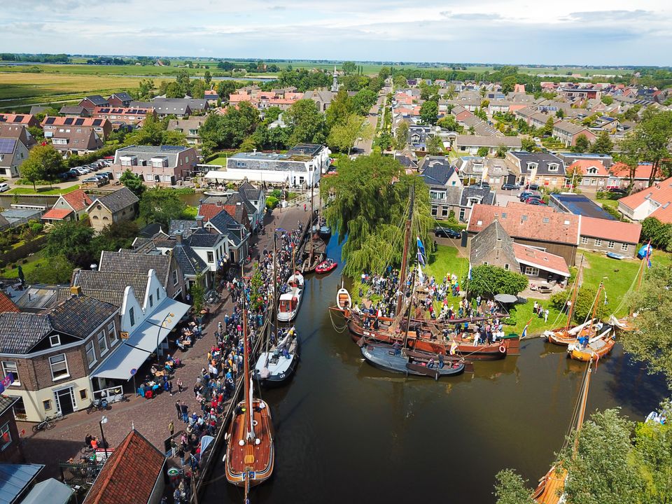 een luchtfoto van Heeg, je ziet de haven van Heeg met allemaal boten.