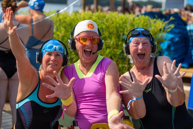 Deelnemers doen mee aan de Triatlon tijdens het evenement Swim to Fight Cancer