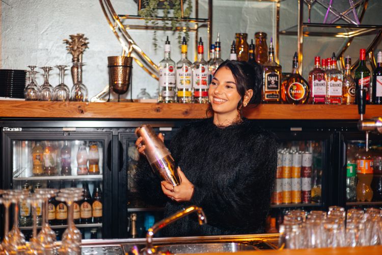 Cocktail shaken personeel scala