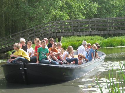 mensen in een praamboot