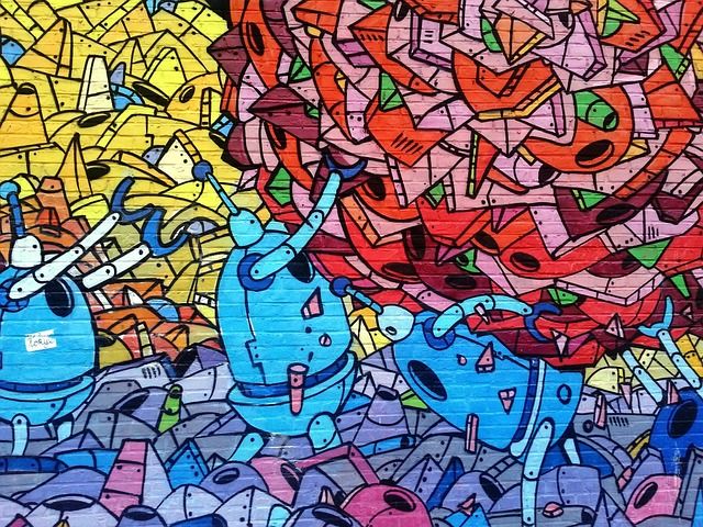 Kleurrijke graffiti op muur.