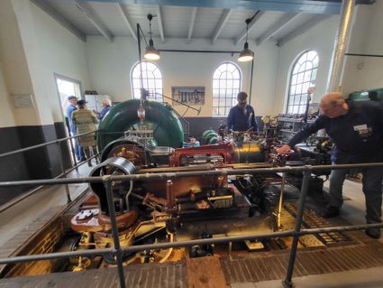 Industrieel erfgoed Stoomgemaal Teyelings in Kamerik, gemeente Woerden, Groene Hart, interieur met gerestaureerde stoommachine, vliegwiel en technische installaties tijdens demonstratie van het oude gemaal.