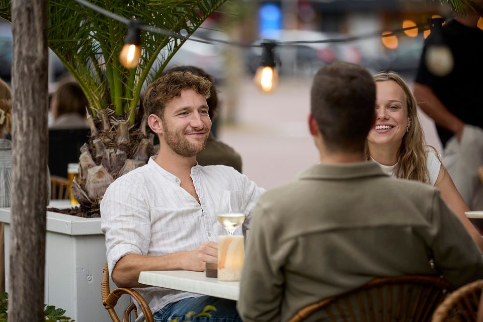 Jonge mensen op terras