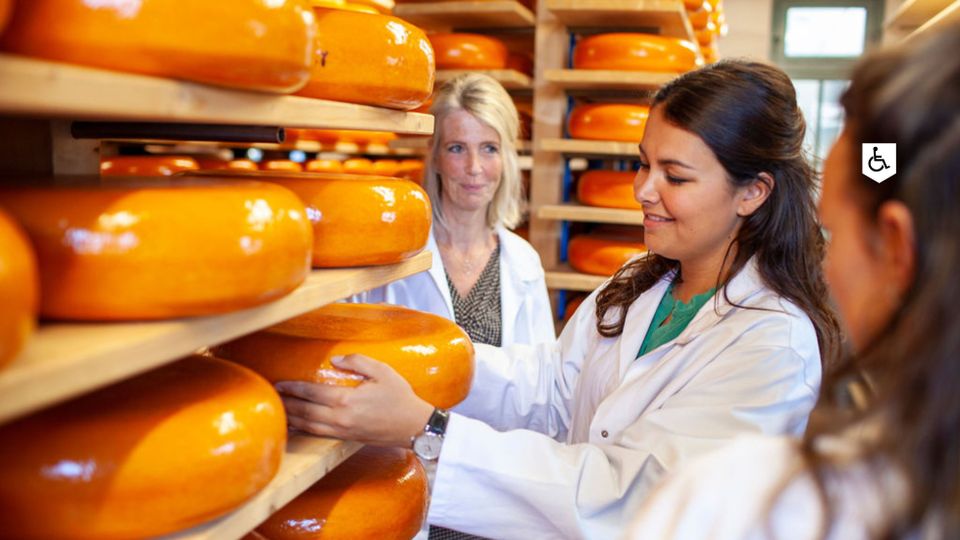 Bezoekers beleven een cheese experience in het kaaspakhuis in Woerden, waar zij tussen rijen rijpende kazen kennismaken met ambachtelijke kaas, Nederlandse kaastraditie en het erfgoed van het Groene Hart.