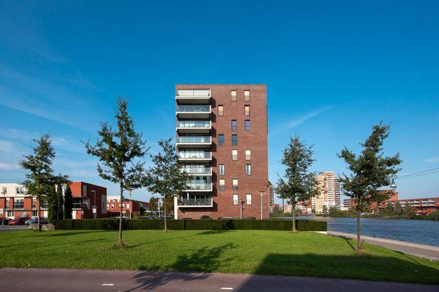 Foto van een appartementencomplex voor het lange wandel- fietspad in Oosterheem