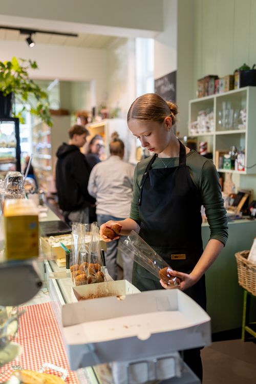 Werknemer die bonbons inpakt