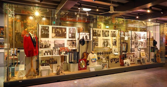 Allerlei spullen uit de expositie 'Een muzikale reis door de eeuw' in het Volendams Museum