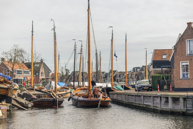 Boten liggen in de haven van Bunschoten-Spakenburg