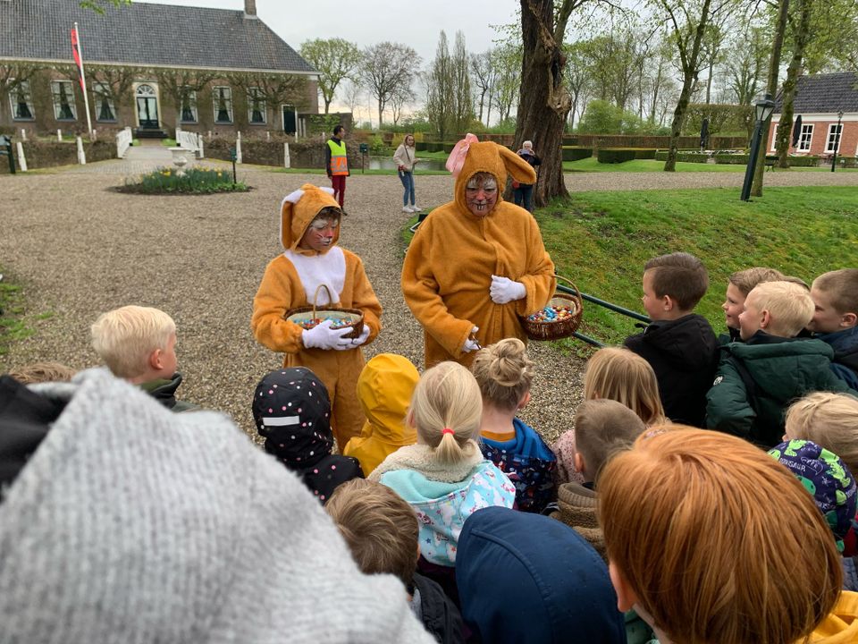 Paashazen delen extra chocolade eitjes uit