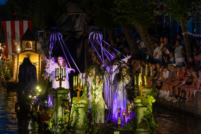 Gondelvaart in de Luts tijdens de feestweek in Balk met meerdere versierde gondels.