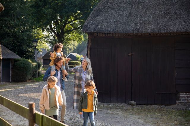 Gezin met drie kinderen wandelt door monumentendorp Orvelte.