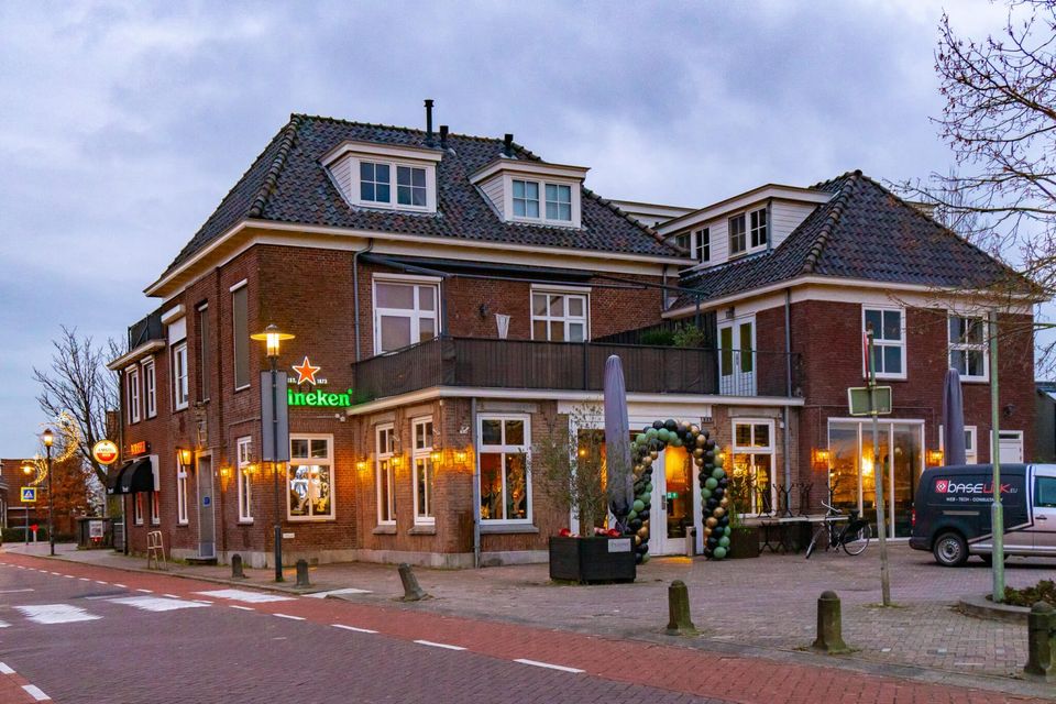 De buitenkant van het restaurant The Bull in Oostzaan