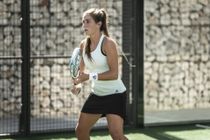 vrouw speelt padel pixabay