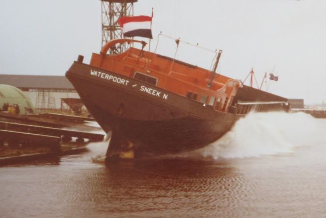 Te waterlating van binnenvaartschip Waterpoort in Oude Schouw